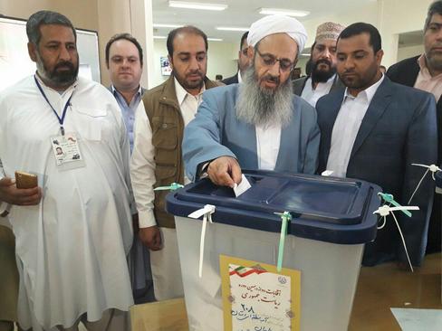 مولوی عبدالحمید رای خود را به صندوق انداخت